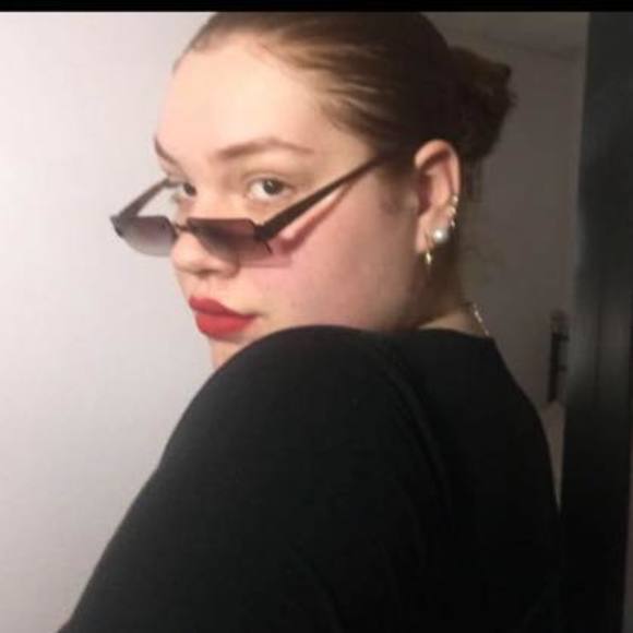 Meet your Posher, Alexis - Picture 1 of 1